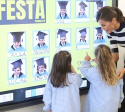 Su Majestad la Reina durante su visita a las aulas de Educación Infantil
