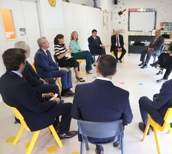 Doña Letizia durante la reunión con la comunidad educativa del centro, en el aula de música
