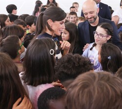 Doña Letizia conversa con varios alumnos del Colegio de Educación Infantil y Primaria Plurilingüe do Camiño Inglés