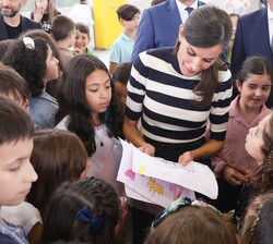Doña Letizia conversa con varios alumnos del Colegio de Educación Infantil y Primaria Plurilingüe do Camiño Inglés