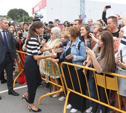Doña Letizia saluda a las personas congregadas a su salida del Colegio de Educación Infantil y Primaria Plurilingüe do Camiño Inglés