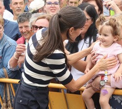 Doña Letizia saluda a las personas congregadas a su salida del Colegio de Educación Infantil y Primaria Plurilingüe do Camiño Inglés