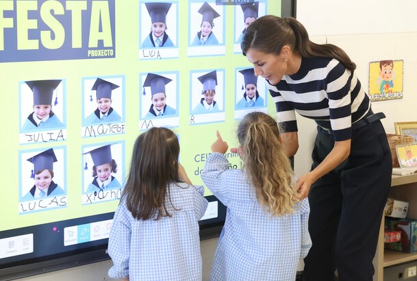 Su Majestad la Reina durante su visita a las aulas de Educación Infantil