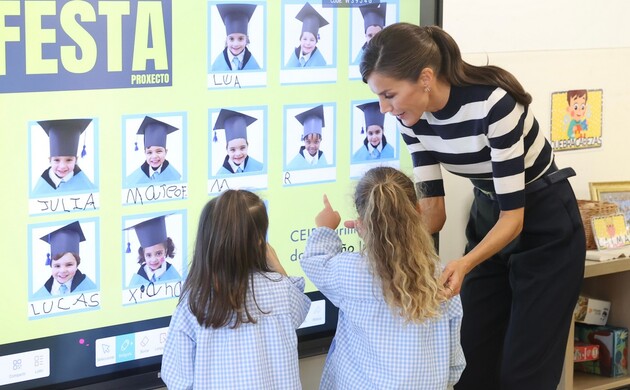 Su Majestad la Reina durante su visita a las aulas de Educación Infantil