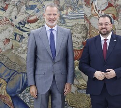 Su Majestad el Rey junto al presidente del Principado de Asturias, Adrián Barbón Rodríguez