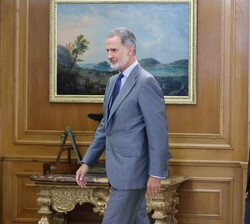 EL Rey y el presidente del Principado de Asturias se dirigen al despacho de Don Felipe