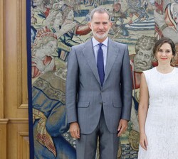 Su Majestad el Rey junto a la presidenta de la Comunidad de Madrid, Isabel Díaz Ayuso