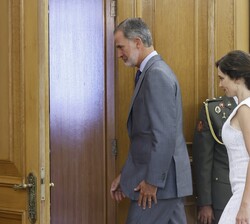 El Rey y la presidenta de la Comunidad de Madrid se dirigen al despacho de Don Felipe