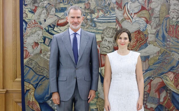 Su Majestad el Rey junto a la presidenta de la Comunidad de Madrid, Isabel Díaz Ayuso