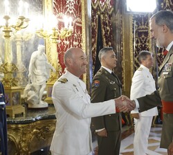 Su Majestad el Rey recibe el saludo de los jefes de contingentes que han regresado de las zonas de operaciones