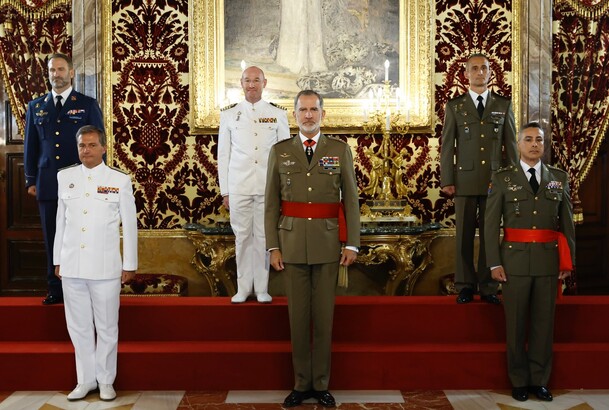 El Rey junto a los jefes de contingentes que han regresado de zonas internacionales en las que las Fuerzas Armadas están operando