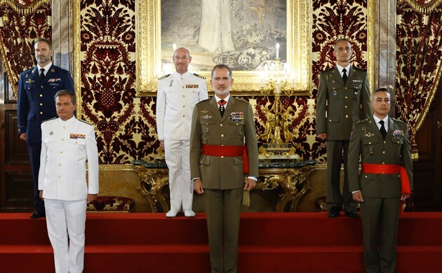 El Rey junto a los jefes de contingentes que han regresado de zonas internacionales en las que las Fuerzas Armadas están operando