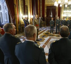 El Rey durante el desarrollo de la audiencia militar al personal de los Servicios Aéreo y de Desactivación de Explosivos y Defensa NRBQ de la Guardia 