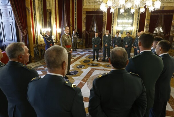 El Rey durante el desarrollo de la audiencia militar al personal de los Servicios Aéreo y de Desactivación de Explosivos y Defensa NRBQ de la Guardia 