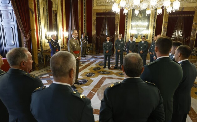 El Rey durante el desarrollo de la audiencia militar al personal de los Servicios Aéreo y de Desactivación de Explosivos y Defensa NRBQ de la Guardia 