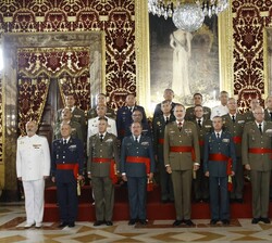 Su Majestad el Rey con los oficiales de las Fuerzas Armadas y de la Guardia Civil en su cuadragésimo aniversario de la finalización de sus estudios en