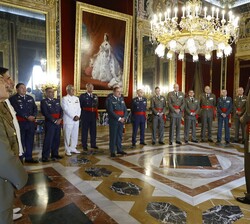 El Rey durante la audiencia con los oficiales pertenecientes a promociones que conmemoran su cuadragésimo aniversario de egreso de las academias
