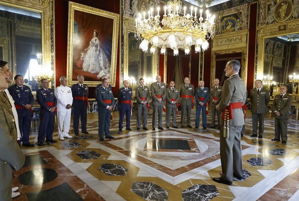 El Rey durante la audiencia con los oficiales pertenecientes a promociones que conmemoran su cuadragésimo aniversario de egreso de las academias
