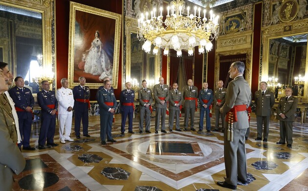 El Rey durante la audiencia con los oficiales pertenecientes a promociones que conmemoran su cuadragésimo aniversario de egreso de las academias