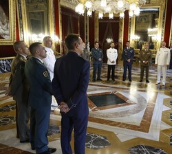 El Rey ha recibido a un grupo de coroneles y capitanes de navío, tras haber sido designados para asumir el mando de distintas unidades militares