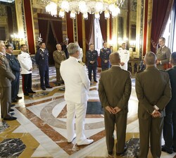 Don Felipe durante el desarrollo de la audiencia militar a grupo de coroneles y capitanes de navío tras haber sido designados para asumir el mando de 