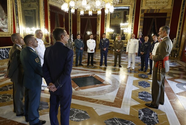 El Rey ha recibido a un grupo de coroneles y capitanes de navío, tras haber sido designados para asumir el mando de distintas unidades militares