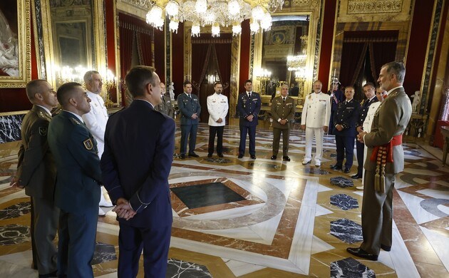El Rey ha recibido a un grupo de coroneles y capitanes de navío, tras haber sido designados para asumir el mando de distintas unidades militares