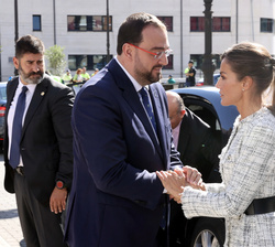 Su Majestad la Reina recibe el saludo del presidente del Principado de Asturias, Adrián Barbón