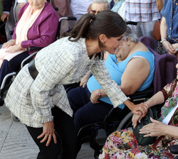 Doña Letizia saluda a un grupo de personas mayores en la entrada del Centro de Formación Profesional