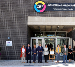 Su Majestad la Reina junto al resto de autoridades y personalidades en la placa conmemorativa de la visita
