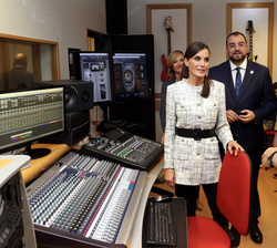 Doña Letizia en el aula estudio de grabación de sonido