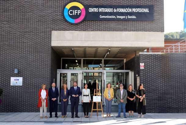 Su Majestad la Reina junto al resto de autoridades y personalidades en la placa conmemorativa de la visita
