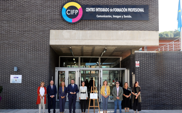 Su Majestad la Reina junto al resto de autoridades y personalidades en la placa conmemorativa de la visita