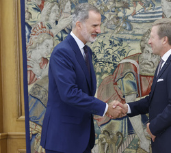 Su Majestad el Rey recibe el saludo del presidente de BMW Group, Oliver Zipse
