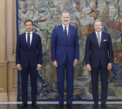Su Majestad el Rey junto al presidente de BMW Group, Oliver Zipse; el presidente de BMW España, Manuel Terroba y el vicepresidente de BMW Group, Maxim