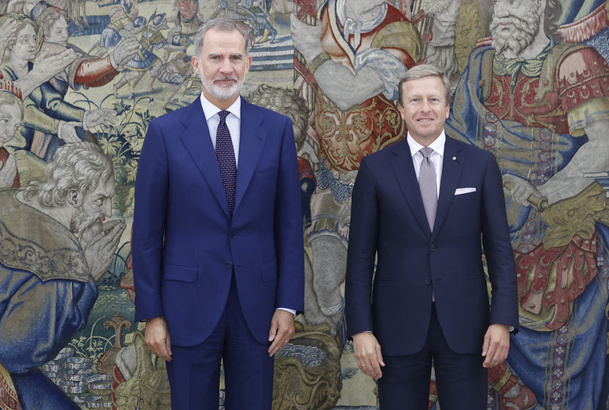 Su Majestad el Rey junto al presidente de BMW Group, Oliver Zipse