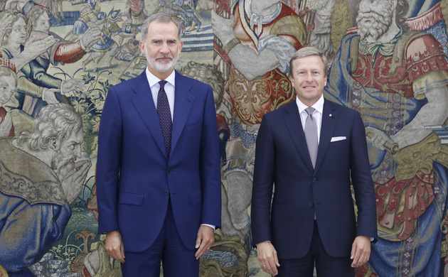 Su Majestad el Rey junto al presidente de BMW Group, Oliver Zipse