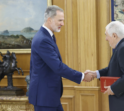 Su Majestad el Rey recibe el saludo del presidente del Tribunal Constitucional, Cándido Conde-Pumpido