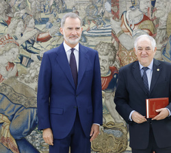 Su Majestad el Rey junto al presidente del Tribunal Constitucional, Cándido Conde-Pumpido