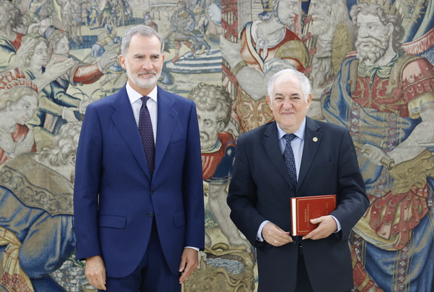 Su Majestad el Rey junto al presidente del Tribunal Constitucional, Cándido Conde-Pumpido