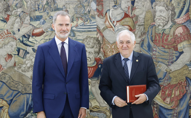 Su Majestad el Rey junto al presidente del Tribunal Constitucional, Cándido Conde-Pumpido