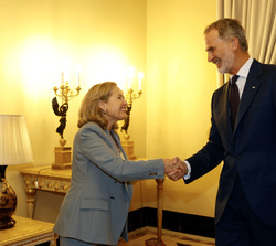 Su Majestad el Rey recibe el saludo de la vicepresidenta primera del Gobierno y ministra de Asuntos Económicos y Transformación Digital, Nadia Calviño