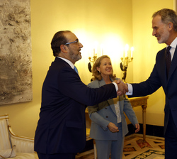 Su Majestad el Rey recibe el saludo del presidente ejecutivo del Banco de Desarrollo de América Latina y el Caribe (CAF), Sergio Díaz-Granados