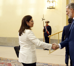 Su Majestad el Rey saluda a los asistentes a la reunión del Directorio del Banco de Desarrollo de América Latina y el Caribe (CAF)