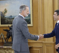 El Rey recibe el saludo del presidente de la Generalitat Valenciana, Carlos Mazón Guixot