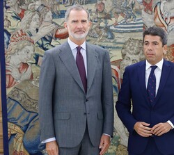 Su Majestad el Rey junto al presidente de la Generalitat Valenciana, Carlos Mazón Guixot, tras su reciente nombramiento como presidente de esta instit