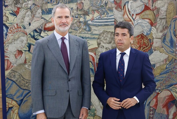 Su Majestad el Rey junto al presidente de la Generalitat Valenciana, Carlos Mazón Guixot, tras su reciente nombramiento como presidente de esta instit
