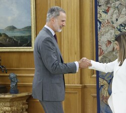 El Rey recibe el saludo de la presidenta de la Comunidad Autónoma de Cantabria, María José Sáenz de Buruaga Gómez