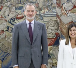 Su Majestad el Rey junto a la presidenta de la Comunidad Autónoma de Cantabria, María José Sáenz de Buruaga Gómez, tras su reciente nombramiento