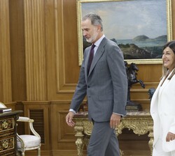 El Rey y la presidenta de la Comunidad Autónoma de Cantabria se dirigen al despacho de Don Felipe